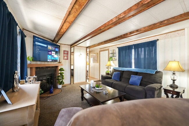 Building Photo - Stylish & Spacious 2-Bedroom Mobile Home