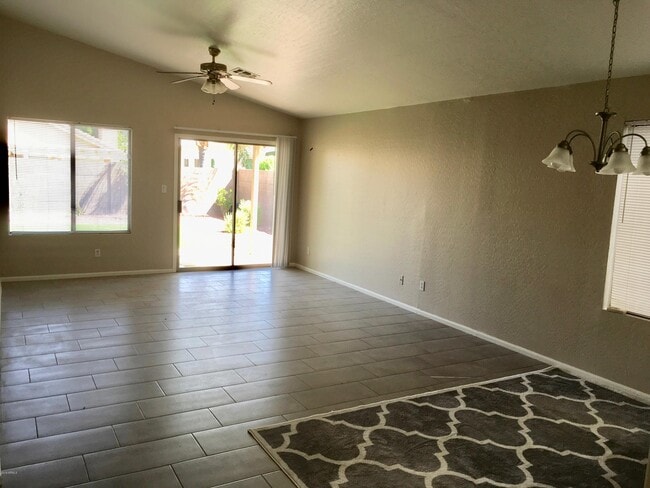 Building Photo - 528 E Cantebria Dr