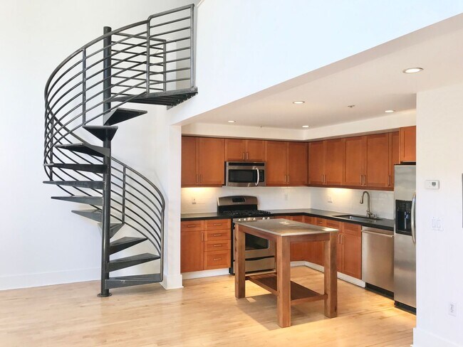 Building Photo - Sunny 2-level 1BR/1.5BA Condo Loft, Parkin...