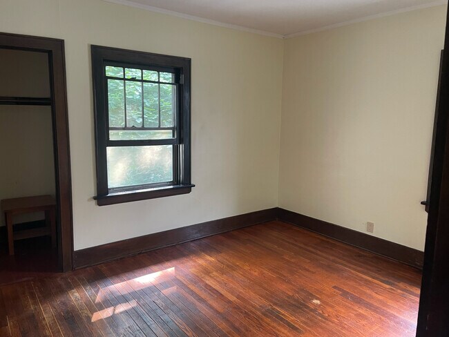 Habitación 1 - 853 N Howard St
