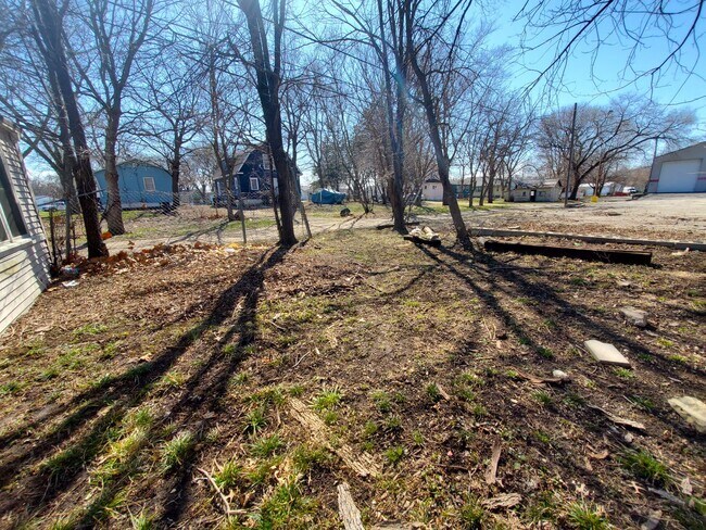 Building Photo - FOR RENT- Large UNIQUE open layout single ...