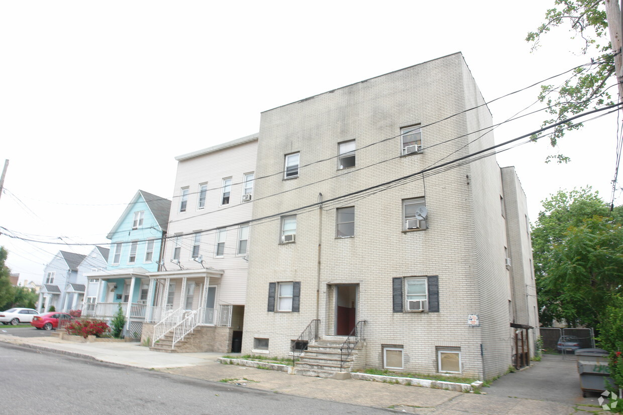 Building Photo - 100 Commerce St