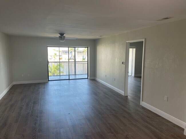 Foto del edificio - 4707 Santa Barbara Blvd