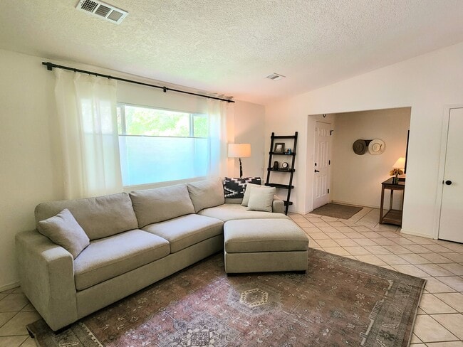 Building Photo - 1304 Villa Campo NE