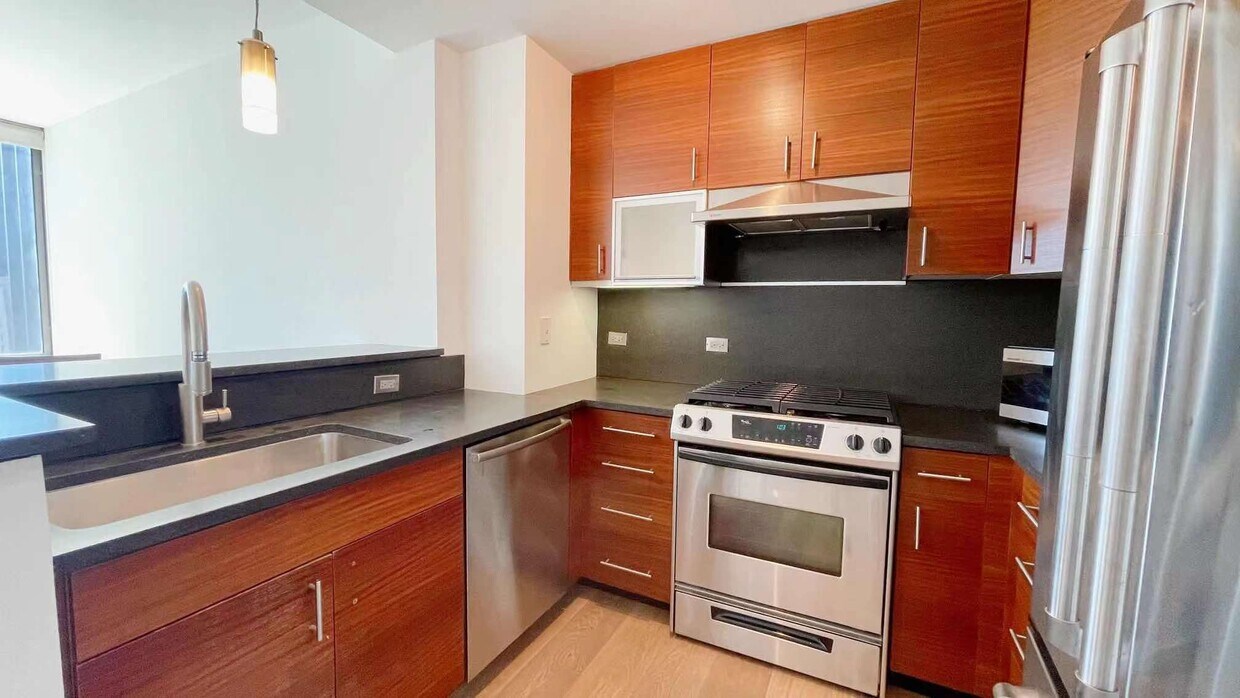 Primary Photo - 225 W 60th St