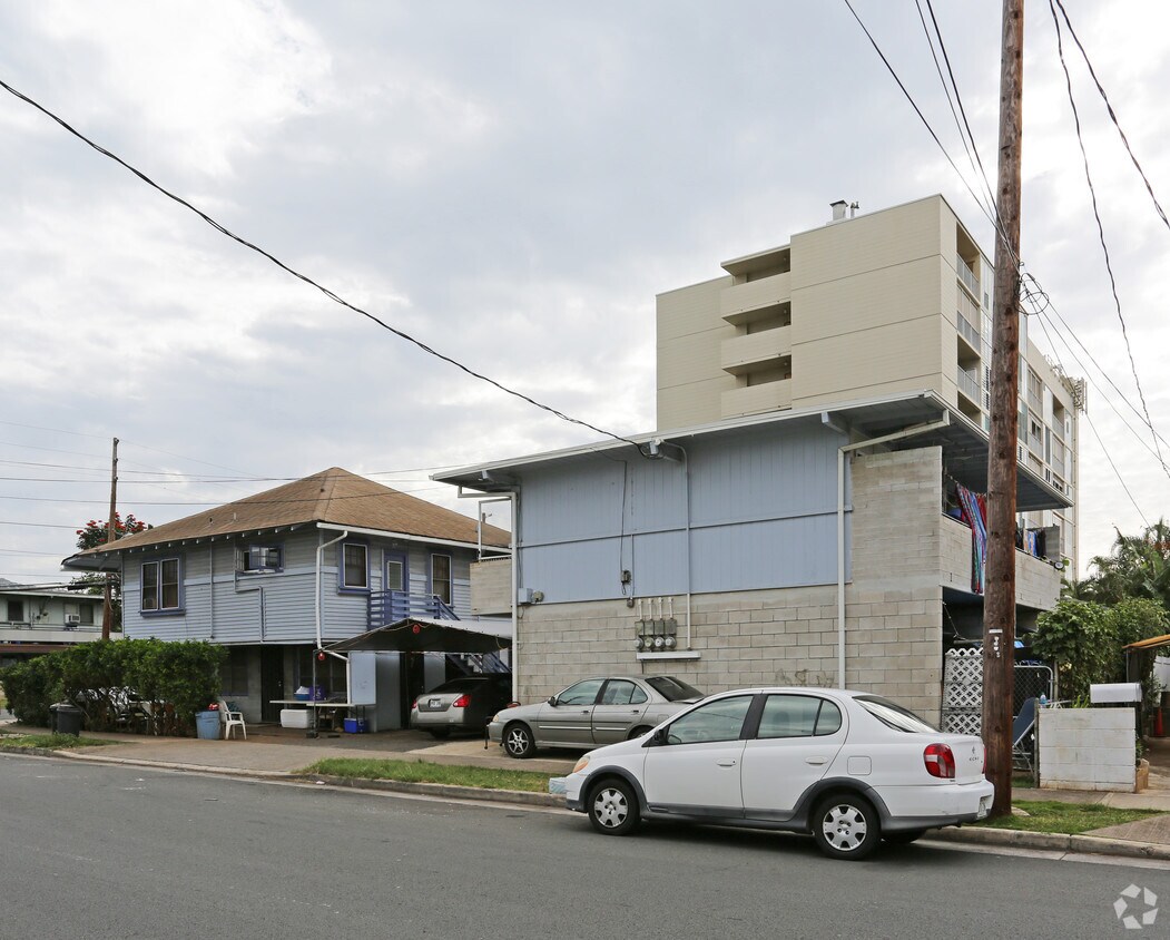 Exterior and Parking - 2831 Winam Ave