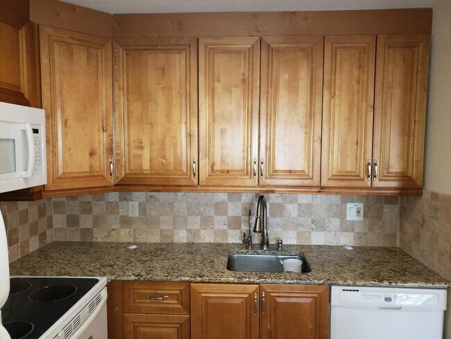 Building Photo - 700 Village Green Ct