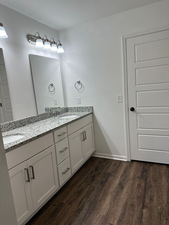 Foto del edificio - Newly built 3 bedroom, 2 bathroom duplex w...