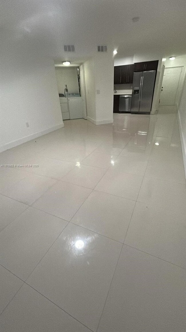 Foto del edificio - 8363 Lake Dr