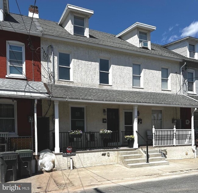 Building Photo - 221 Walnut St
