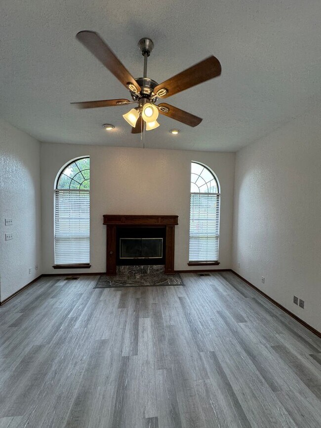 Photo - 3 bed plus flex room, 2 and 1/2 baths 2 ca... House