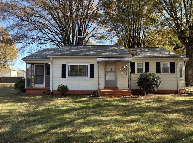 3 Bedroom, 1.5 Bathroom House in Winston-Salem! - 3 Bedroom, 1.5 Bathroom House in Winston-Salem!