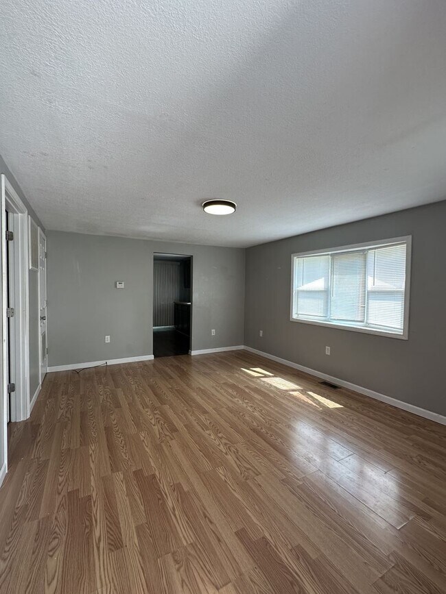 Building Photo - 2700 E Memorial Dr