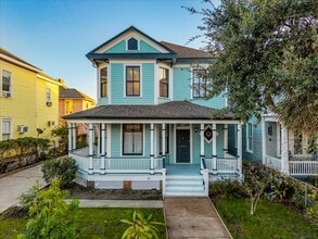 Building Photo - 2207 Bernardo De Galvez Ave