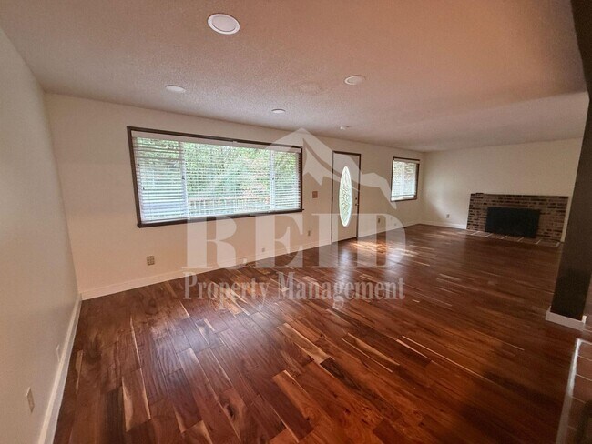 Foto del edificio - SECLUDED 3 BED 2 BATH OLALLA