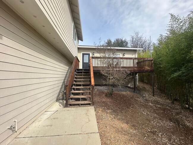 Building Photo - Home located in a gated Lakefront community with 3 swim areas & a boat dock