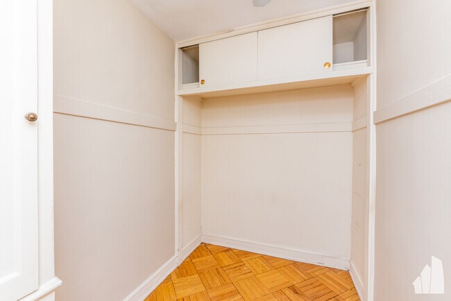 Building Photo - 2052 N Lincoln Park W