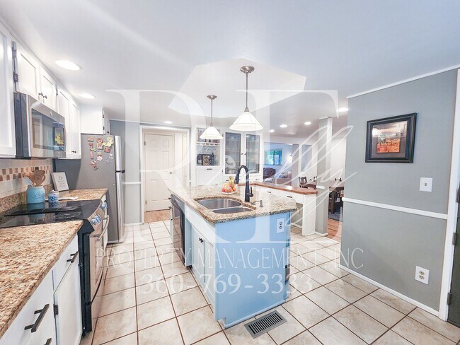 Building Photo - Spacious 5-Bedroom With Entertainer's Yard
