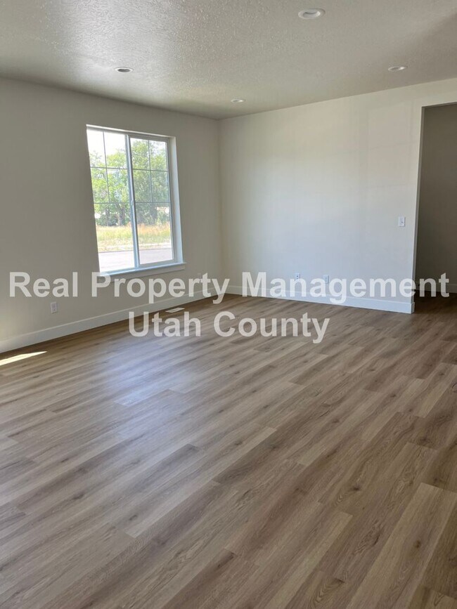 Building Photo - Large Square foot Home
