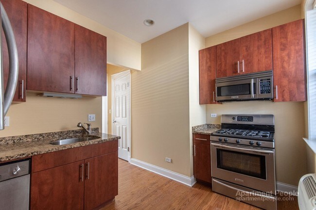 Building Photo - 2BR Andersonville Walk-up with Balcony!