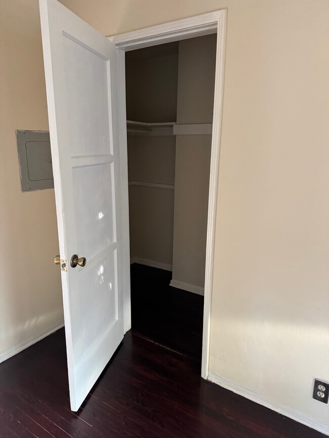 Extra closer - 11809 1/2 Valerio St