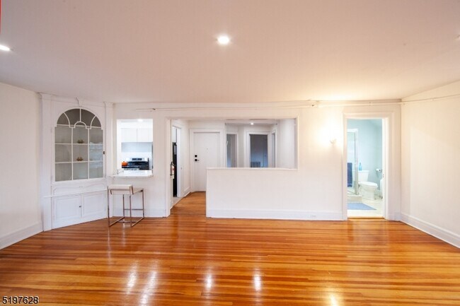 Foto del edificio - 395 Claremont Ave