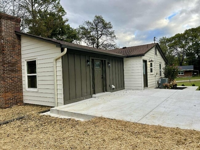 Building Photo - 304 Greenview Dr