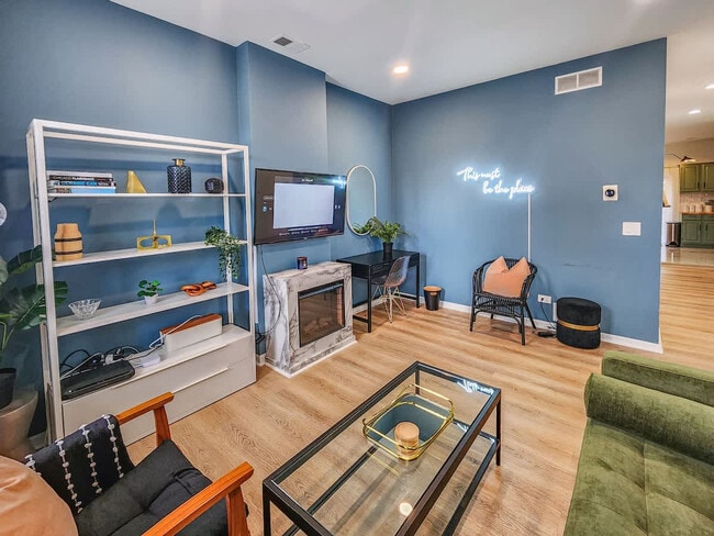 Building Photo - 1411 W Grand Ave