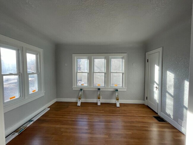 Building Photo - 405 Vassar Dr SE