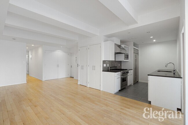 Building Photo - 446 W 38th St