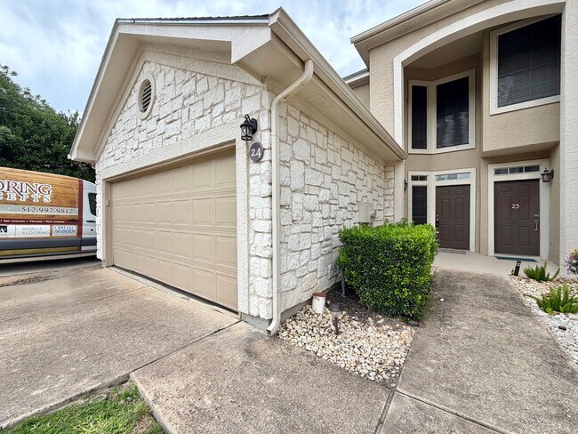 Foto del edificio - 3300 Forest Creek Dr