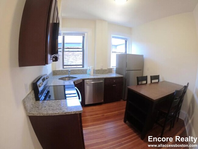 Building Photo - 1463 Beacon St