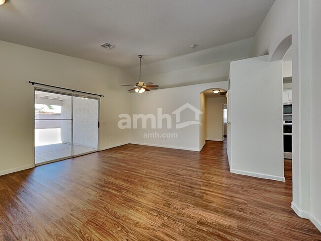 Foto del edificio - 16179 W Sherman St