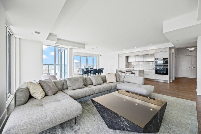 Building Photo - 30 Inn On The Pk Dr