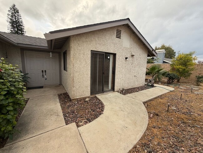 Building Photo - Single story 3 bed, 2 bath home with yard