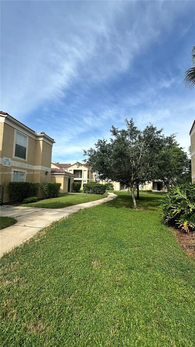 Building Photo - 927 Riverside Dr