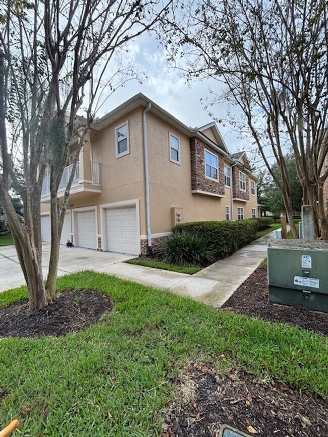 Foto del edificio - Charming 3-Bedroom Townhome in a Prime Nei...