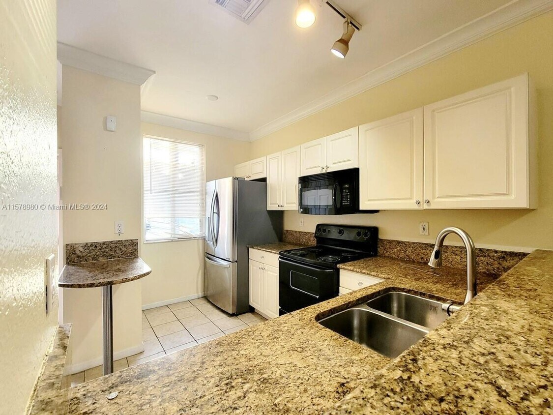 Foto principal - 17381 NW 7th Ave