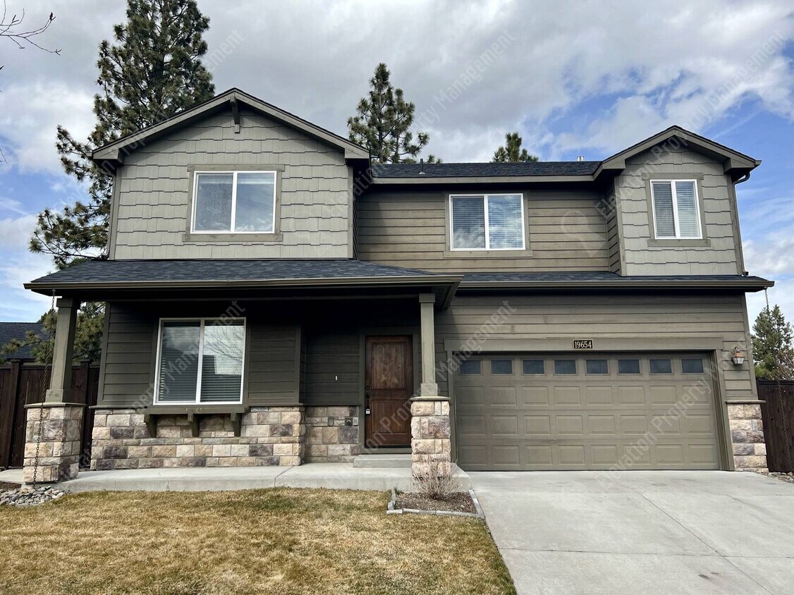 Foto principal - Beautiful 4 BR + office home in SW Bend