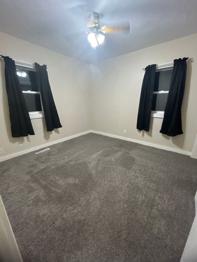 Building Photo - 2 Bedroom House
