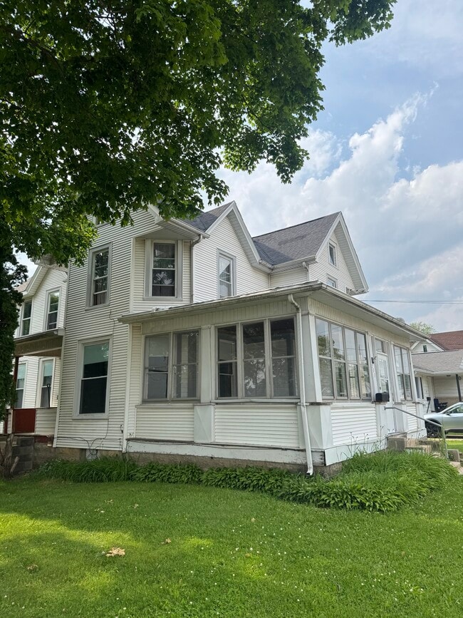 Building Photo - 733 16th Ave