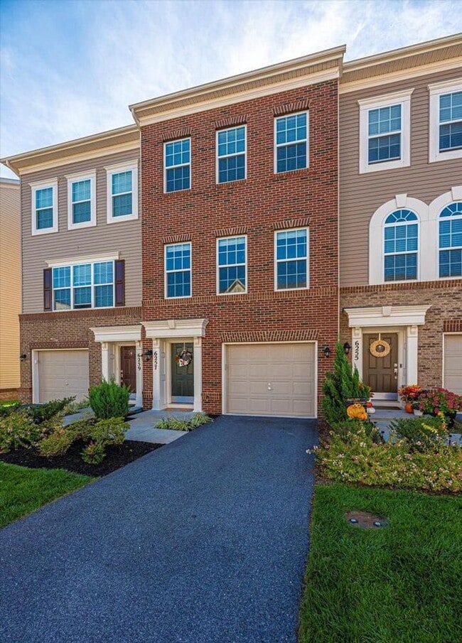 Foto del edificio - 3 level townhouse (newer construction) in Jefferson Place Community available early May!