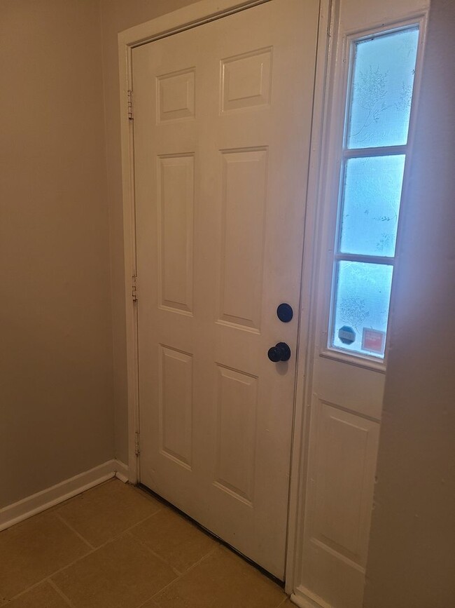 Building Photo - Completely Renovated 2 Bedroom Townhome in...