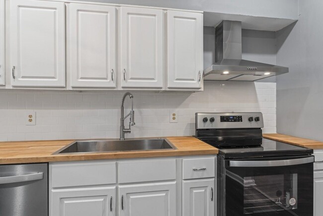 Kitchen - 7880 Rivertown Rd