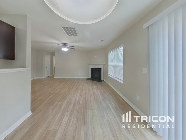Building Photo - 750 Chariot Way