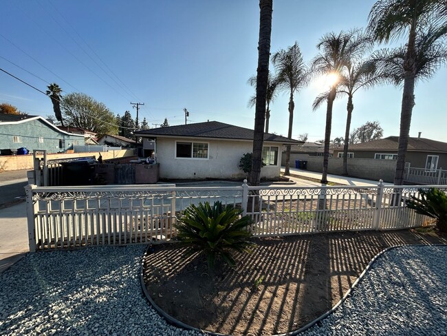 Building Photo - Fully Remodeled Front Duplex in a Prime Lo...