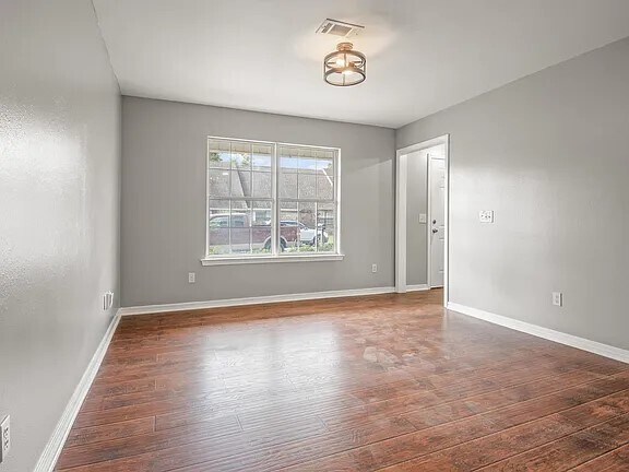 Living room facing the front of the home. - 7060 Heather Oaks Dr