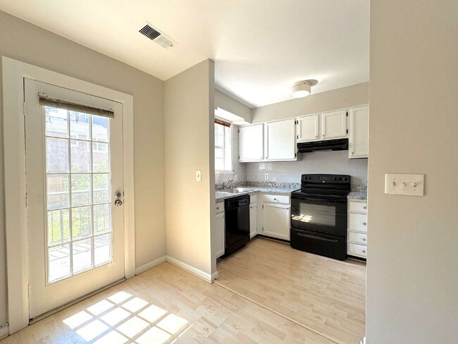 Building Photo - Welcome to this well-maintained top-floor condominium
