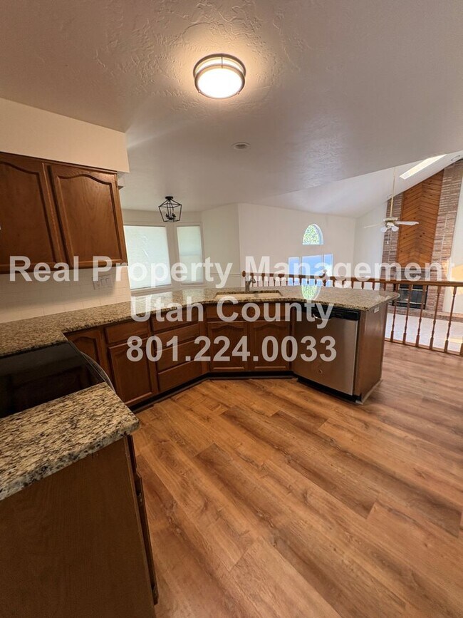 Building Photo - Large and Spacious 4 Bedroom Home!