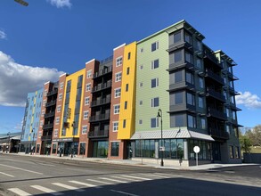 Building Photo - 409 Elm St